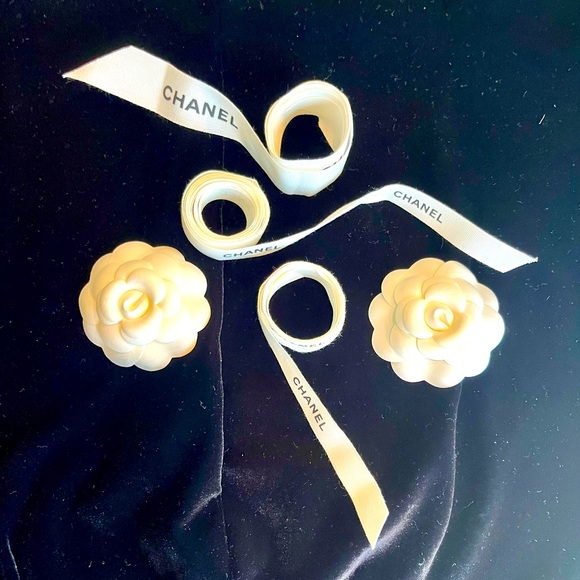 Chanel Shopping Bag with Camellia Flowers and Signature Ribbons - Picture 4 of 16